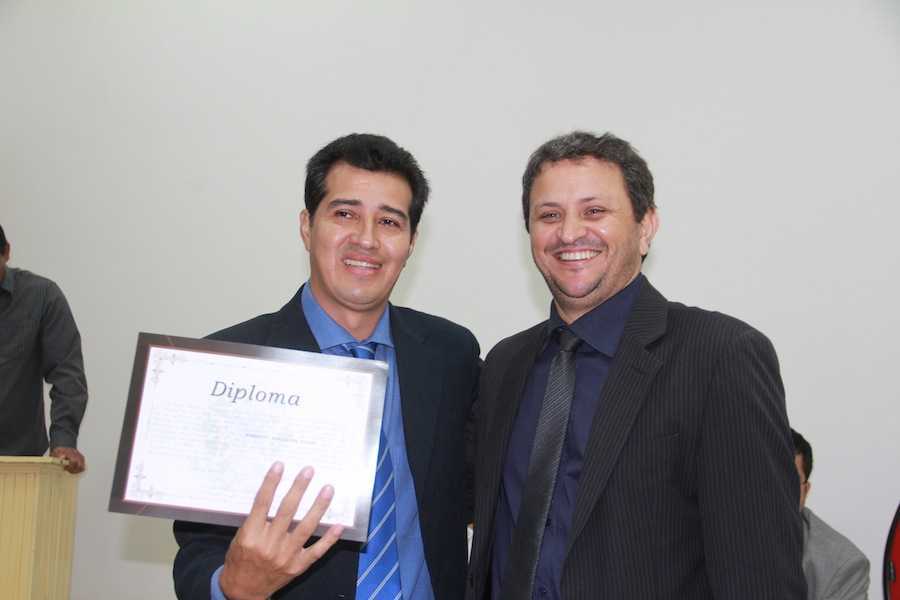 Dr. Betinho (e), ao lado do Juiz Eleitoral da 6ª Zona, Doutor Robson Ribeiro Aleixo recebendo seu diploma - Foto: Alexandre Lima