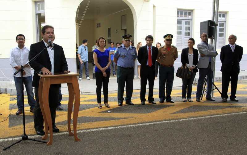 Diversas autoridades envolvidas com a segurança no Estado participaram da cerimônia de entrega do material (Foto: Angela Peres)