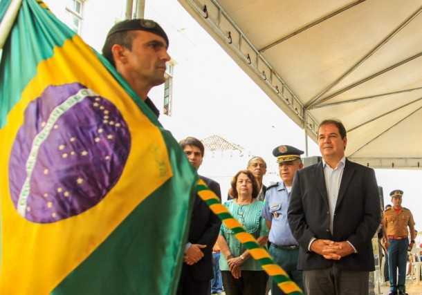 O governador Tião Viana promoveu na manhã desta sexta feira, 28, vinte e seis militares em solenidade realizada no estacionamento da Polícia Militar (Foto: Arison Jardim/Secom)