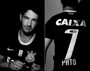 Corinthians divulga fotos de Alexandre Pato com a camisa do time 