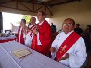 Bispo Dom Joaquim esteve presente durante o evento ministrando a Santa Missa - Fotos: Almir Andrade