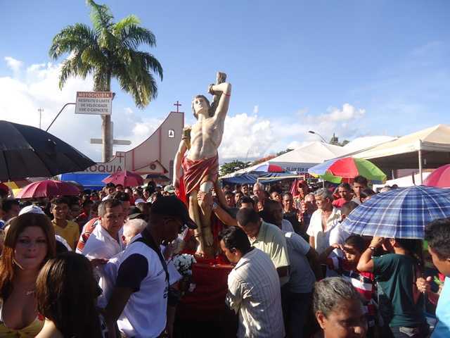 Milhares devotoa de São Sebastião acompanharam a imagem durante a procissão pela principal Avenida da cidade - Fotos: Almir Andrade