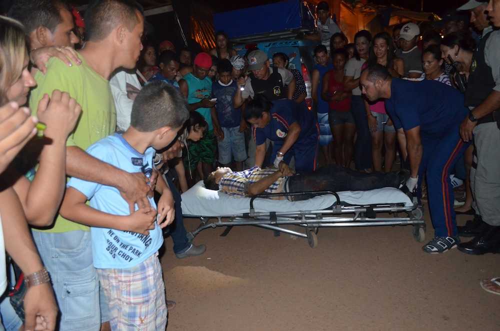 Momento em que 'Ceará' era levado ao hospital de Xapuri pelos socorristas do SAMU - Foto: Thay Tavares