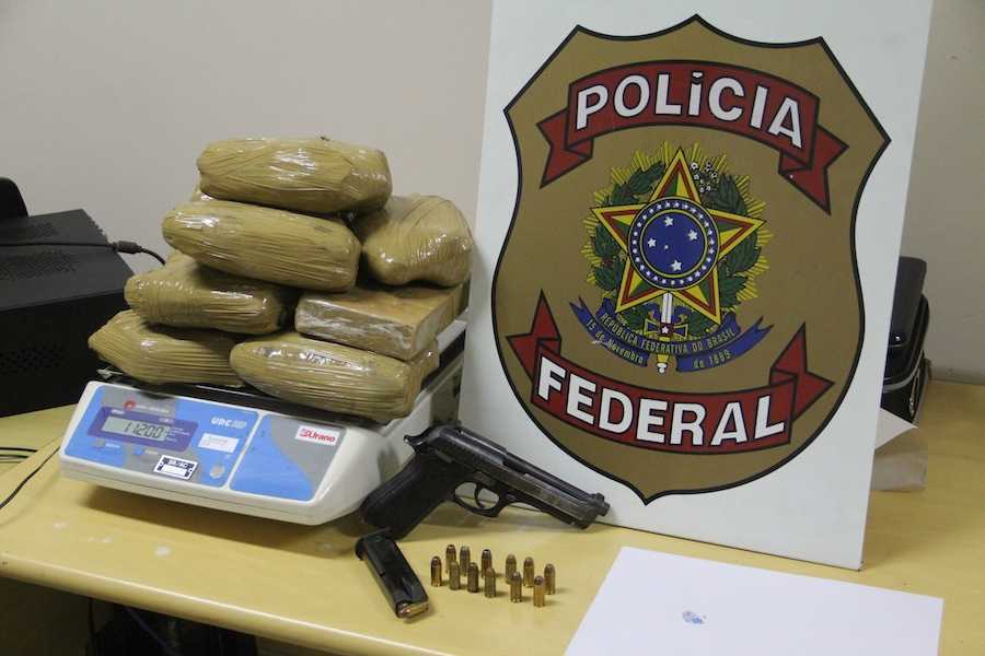 Cloridrato de cocaína estava embalada em garrafas e a arma exclusiva militar está com o número de série raspado. traficante está preso - Fotos: Alexandre Lima