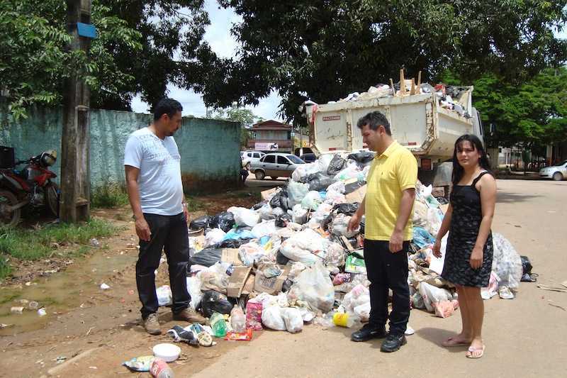 Prefeito André Hassem (centro) junto com o secretário de Obras e Meio Ambiente fiscalizando o início da coleta do lixo na cidade - Foto: Assessoria