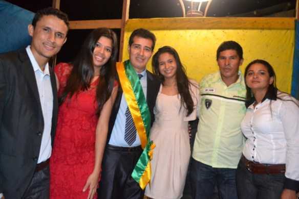 Betinho com a noiva, Aline Alves e amigos comemoram o novo momento em Assis Brasil