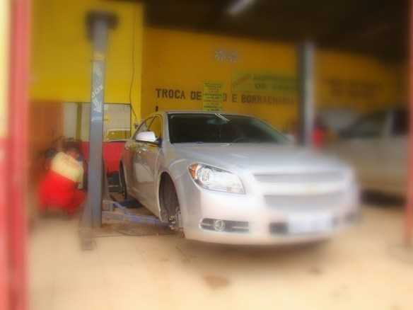Veículo Malibu, da Chevrolett em uma oficina mecânica, em Epitaciolândia