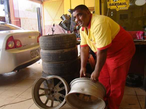 O alinhador José Raimundo Gosalves de Abreu diz que todos os dias chegam veículos danificados em sua oficina/Fotos: Agência ContilNet