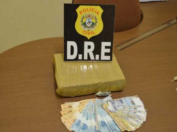 Os policiais apreenderam, junto com a droga, uma quantia de R$ 2 mil/Foto: Assessoria