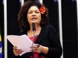 Deputada federal Perpétua Almeida, na tribuna da Câmara Federal/Foto: Divulgação