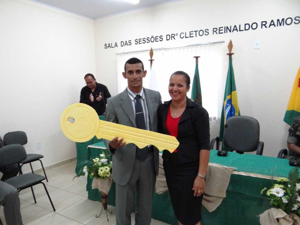 Neudo Lopes da Silva (PT), recebendo a chave simbólica da presidencia da Mesa Diretora da Câmara Municipal de Assis Brasil