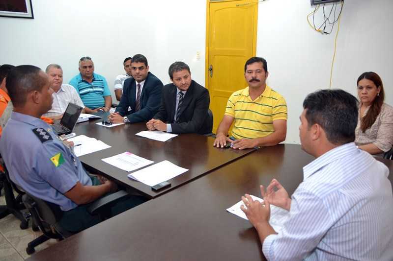 Prefeito André Hassem esteve reunido com várias autoridades da fronteira e do Município em seu gabinete - Foto: Assessoria