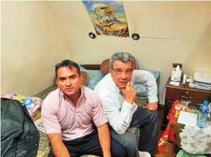 Jorge Sánchez em visita ao ex-governador de Pando, Leopoldo Fernandez que se encontra preso desde 2008 - Foto: El Dia