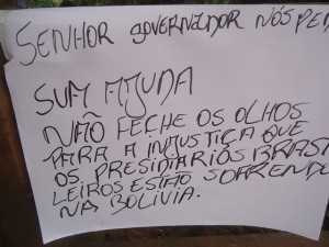 Cartaz direcionado ao Governador do Acre pedem ajuda aos brasileiros - Foto: Almir Andrade