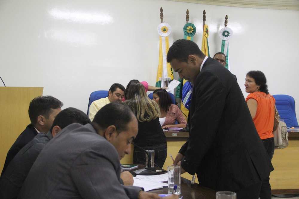 Momento em que os vereadores de Brasiléia decidiam sobre quem estaria nas Comissões Permanentes - Foto: Alexandre Lima