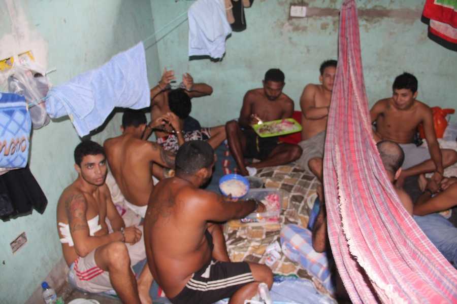 Condições em que se encontram os detentos brasileiros no presídio de Vilha Bush, é considerado desumano - Foto: Alexandre Lima