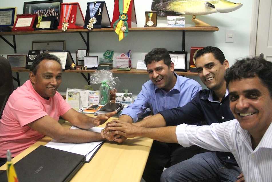 Deputado federal do PT pelo Acre, Sibá Machado (e), firmou parceria para ajudar Epitaciolândia - Foto: Alexandre Lima