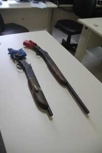 As duas escopetas que teriam sido usadas para ameaçar uma pessoa foram retiradas das ruas - Foto: Alexandre Lima