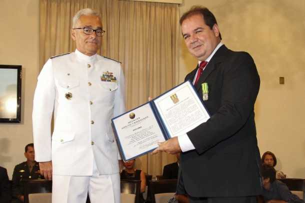 O governador Tião Viana recebeu nesta sexta-feira, 22, a Medalha do Mérito Tamandaré (Foto: Gleilson Miranda/Secom)
