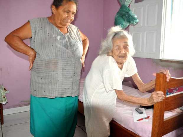 Margarida Alexandrina, aos 116 anos, ainda anda pela casa. (Foto: Francisco Rocha G1)