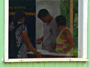 Corpo de brasileiro morto em presídio boliviano é velado pela família (Foto: Reprodução TV Acre)