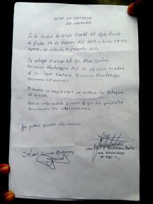 Laudo de liberação do corpo de brasileiro morto na Bolívia escrito à mão (Foto: Duaine Rodrigues/G1)