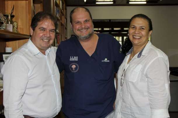 O governador Tião Viana, a secretária de Saúde, Suely Melo, e o médico ortopedista e traumatologista Nelson Marquezini (Foto: Gleilson Miranda/Secom)