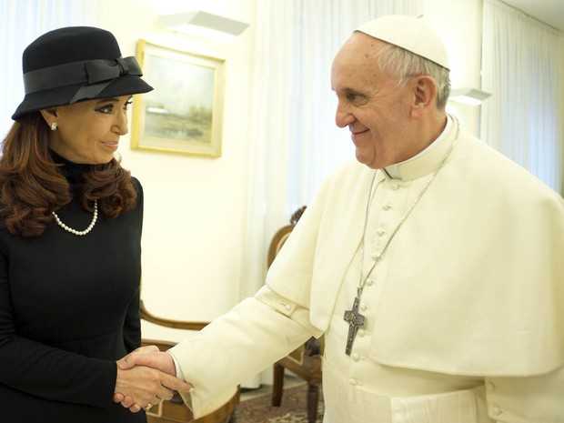 A presidente argentina, Cristina Kirchner aperta a mão do Papa Francisco durante uma reunião privada no Vaticano. (Foto: Osservatore Romano/Reuters)