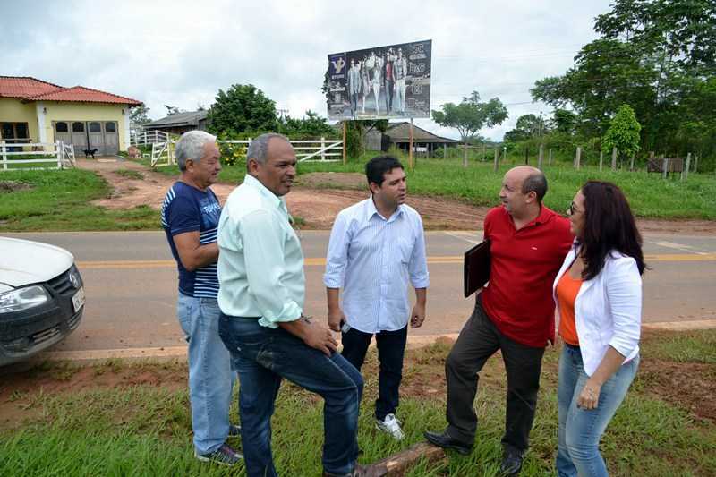 Prefeito Handré Hassem e o vice, Raimundo Gondim acompanharam os funcionários da SEFAZ quando foram apresentar o local doado - Foto: Wesley Cardoso