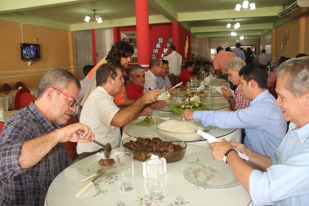 Governador do Acre, Tião Viana e convidados, almoçaram com o prefeito de Epitaciolândia antes anunciar investimentos - Foto: Alexandre Lima