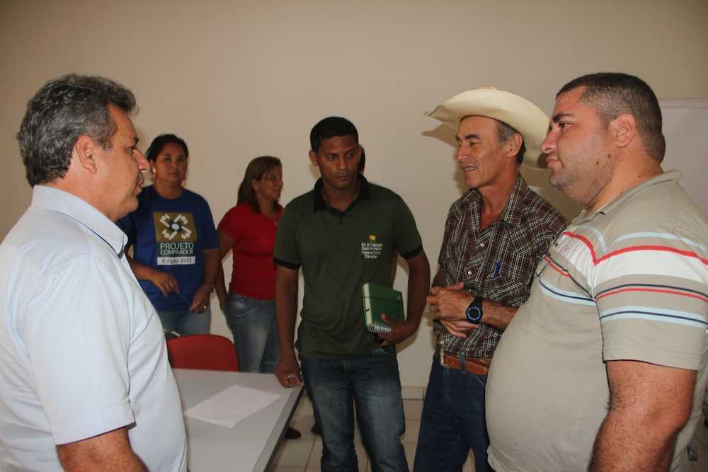 Secretário da Seaprof, Lourival Marques (esq), juntamente com o vice-prefeito e secertário de agricultura de Brasiléia, durante encontro - Foto: Alexandre Lima