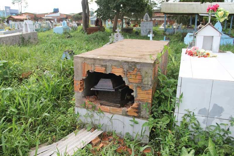 O caso está preocupando moradores de Brasiléia que tem algum ente enterrado no cemitério da cidade - Foto: Alexandre Lima