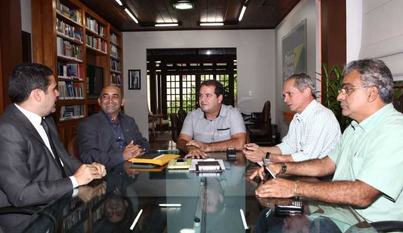 O investimento, anunciado pelo governador Tião Viana, foi um dos motivos da visita do prefeito Everaldo Gomes (E) (Foto: Sérgio Vale/Secom)