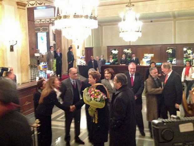 Dilma chegou em Roma neste domingo e recebeu flores no hotel (Foto: Juliana Cardilli/ G1)