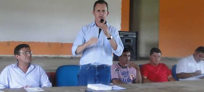 O superintendente o Incra, Idésio Luis Franke reuniu no último fim de semana com os cerca de 130 invasores da Fazenda Canary