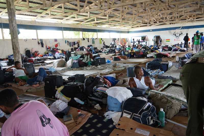 Local onde os haitianos estão está ficando pequeno  -  Foto: Alexandre Lima