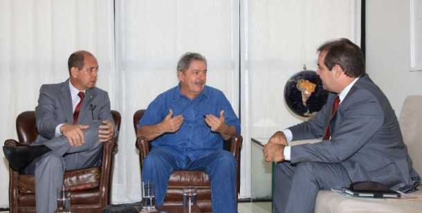 O governador Tião Viana e o senador Aníbal Diniz participaram de reunião com o ex-presidente Luiz Inácio Lula (Foto: Heinrich Aikawa/Instituto Lula)