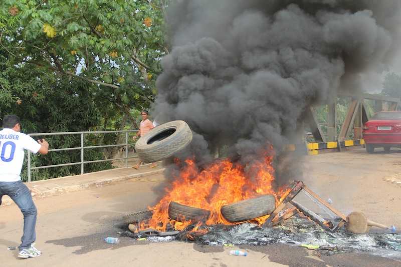Pneus foram queimados por populares como forma de prostesto contra a ponte que vem oferecendo perigo e acidentes - Foto: Alexandre Lima
