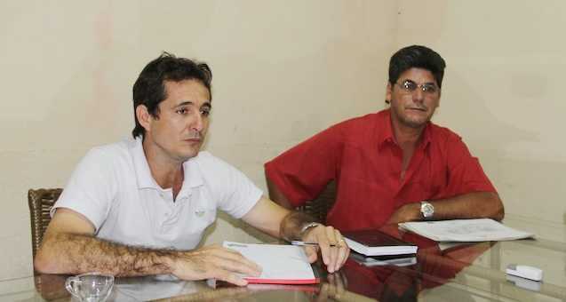 Prefeito de Xapuri, Marcinho Miranda e seu vice, Ailton Menezes durante reportagem - Foto: Alexandre Lima