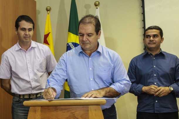 Governador assinando acordo de cooperação técnica para regularização fundiária (Foto: Gleilson Miranda/Secom)