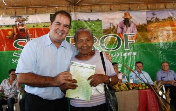 Em Assis Brasil o governador Tião Viana entregou 350 títulos aos moradores da cidade (Foto: Sérgio Vale/Secom)