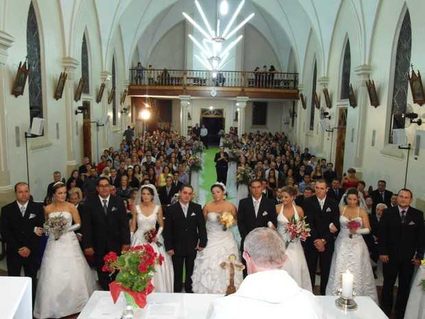 Casamento reuniu seis irmãos na noite de sábado em Não-Me-Toque (Foto: Fábio Lehmen/RBS TV)