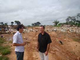 O prefeito Betinho com seu vice, Zé do Posto, no lixão de Assis Brasil no início deste ano