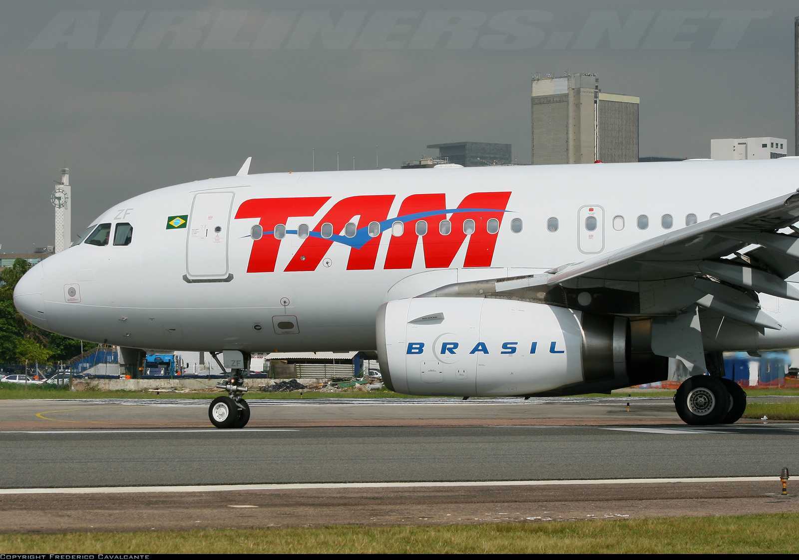tam-airlines-airbus-a319-pt-mzf