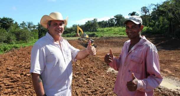 Seu Raimundo Nonato de Souza (D), produtor rural, feliz com os investimentos do governo do Estado (Foto: Sérgio Vale/Secom)