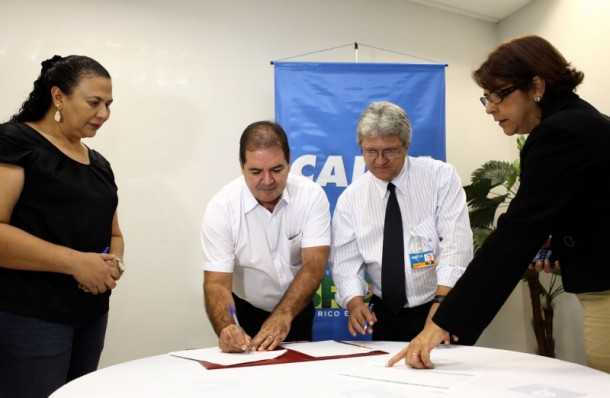 O governador Tião Viana assinou na manhã desta quinta-feira, 4, com a Caixa Econômica Federal contratos para a execução de R$ 17 milhões em obras na área de saúde (Foto: Sérgio Vale/Secom)