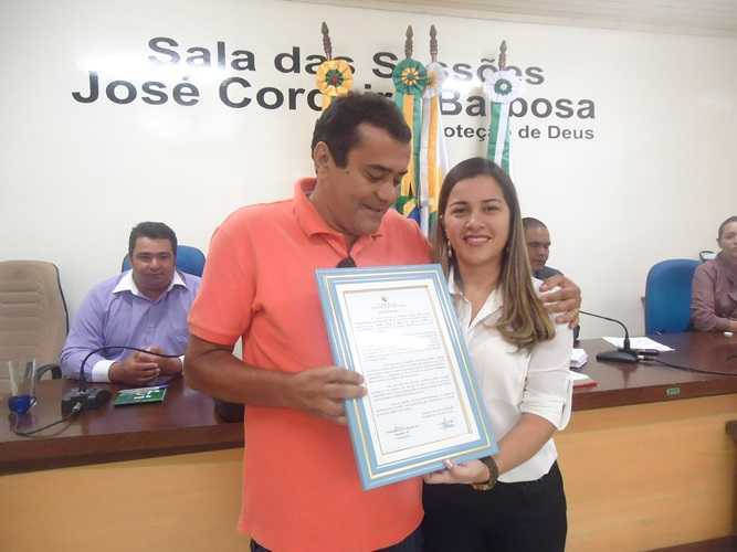 Damiao Borges recebe hoemenagem da Vereadora Fernanda Hassem - Foto: Almir Andrade