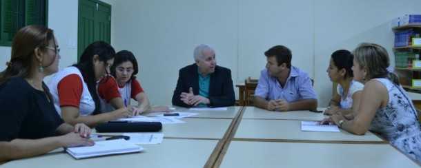 Pactuação para oferta de novos cursos com agentes políticos em Acrelândia (Foto: Tamara Smoly)