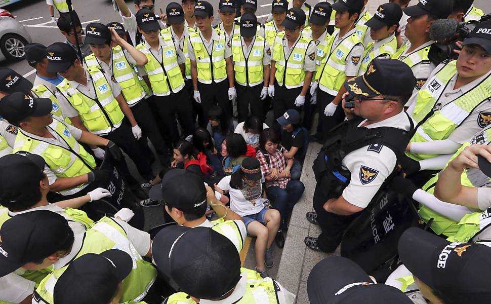 Policiais cercam estudantes que faziam marcha de protesto pela renúncia da presidente sul-coreana, Park Geun-Hye 