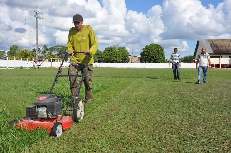 O município com recursos próprios adquiriu uma máquina para fazer a manutenção do gramado